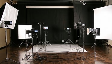 Equipo fotográfico profesional en un estudio